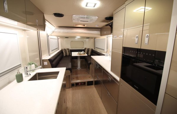 Вътре 8-метровото тяло се възползва от просторна всекидневна зона, оборудвана с първокласни материали и облицовки, включително италиански кожени седалки, два 32-инчови LED телевизора и озвучителна система Fusion Apollo с шест високоговорителя. Разбира се, декорът е напълно персонализиран.